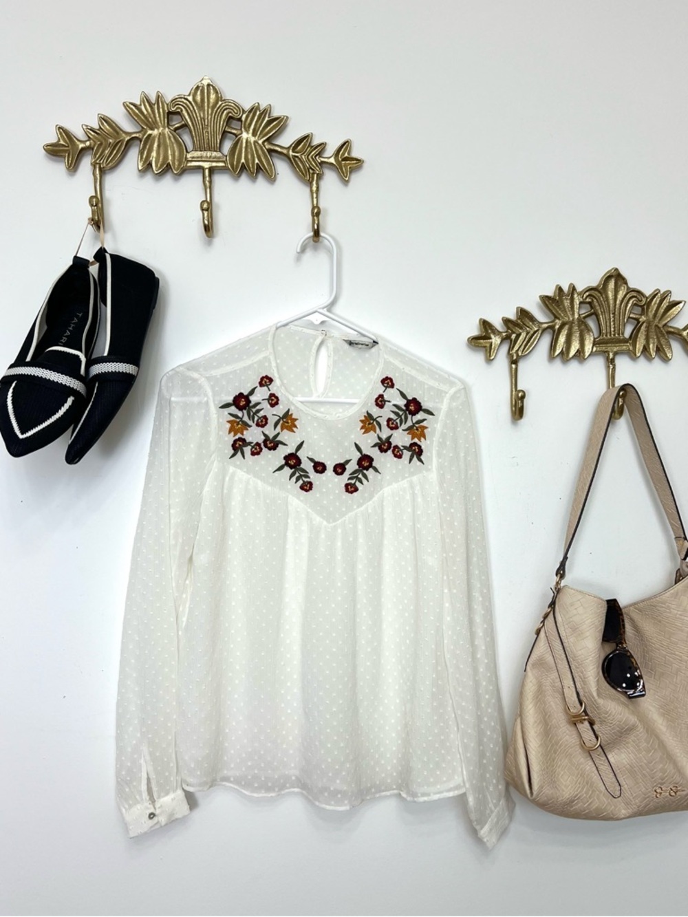 NWT stradivarius White Embroidered Floral Swiss Dot Blouse ptp 20” l 24”